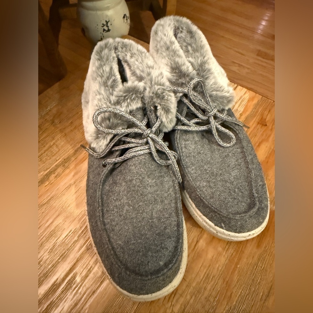 BOBS from Skechers Gray Faux Fur Top Shoe So Soft Cozy Great Cond! See pics 6.5W
